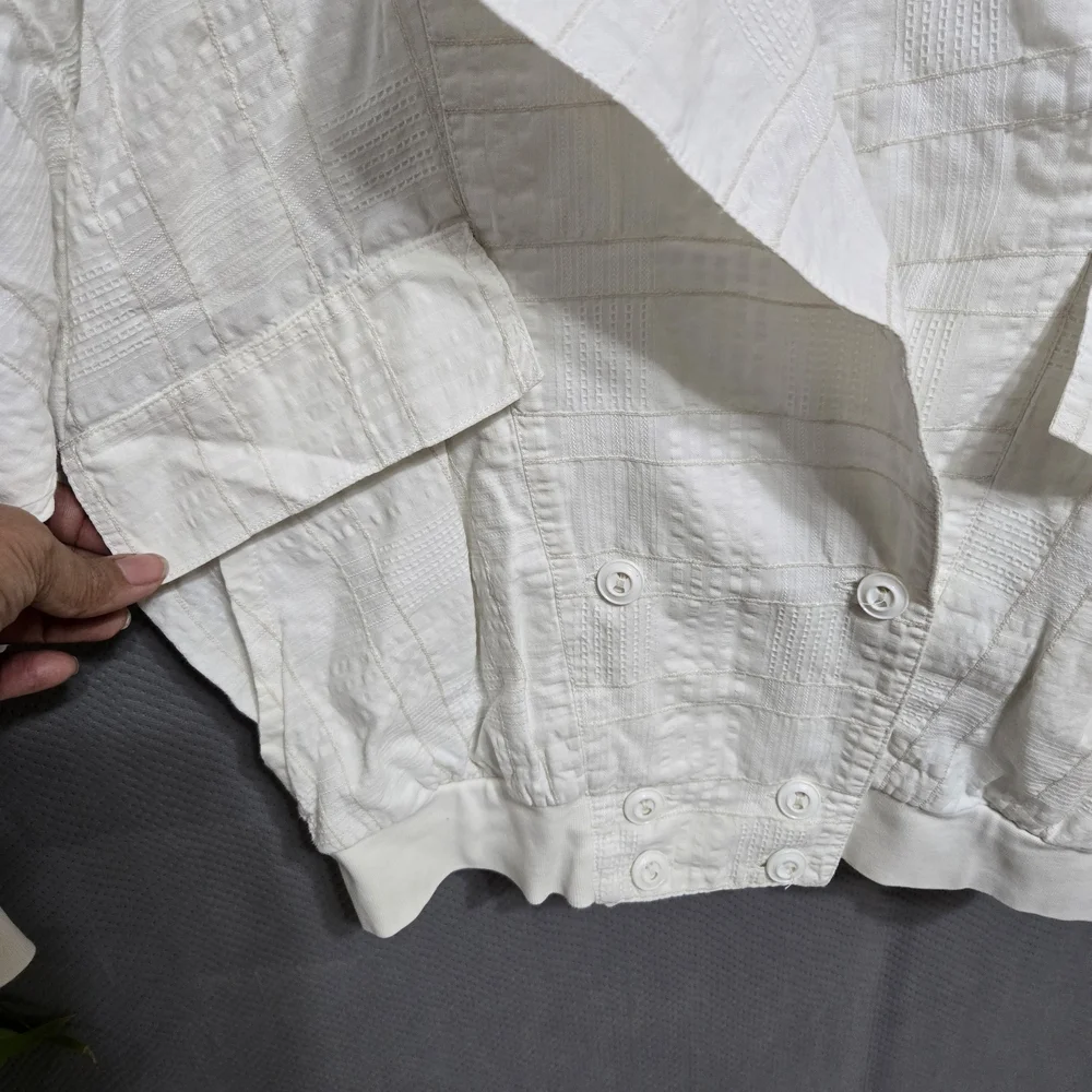 Sophisticated White Suit Jacket with Sleek Design